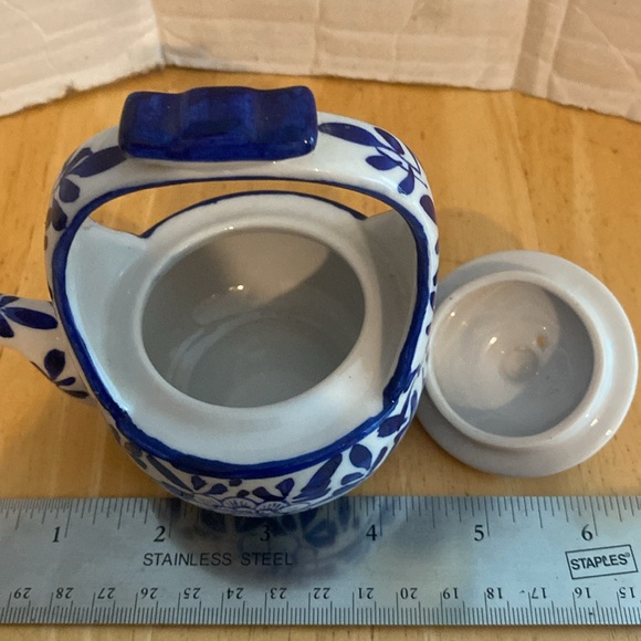 Bombay vintage small decorative covered tea pot. Blue and white. About 4 in tall - Picture 5 of 6